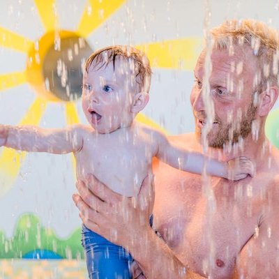 Kind unter Wasserfall